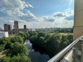Chic 1 Bed MCR Ap w/Balcony- Sleeps 4